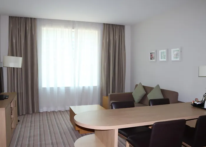 Hilton Garden Inn Dubai, Mall Avenue