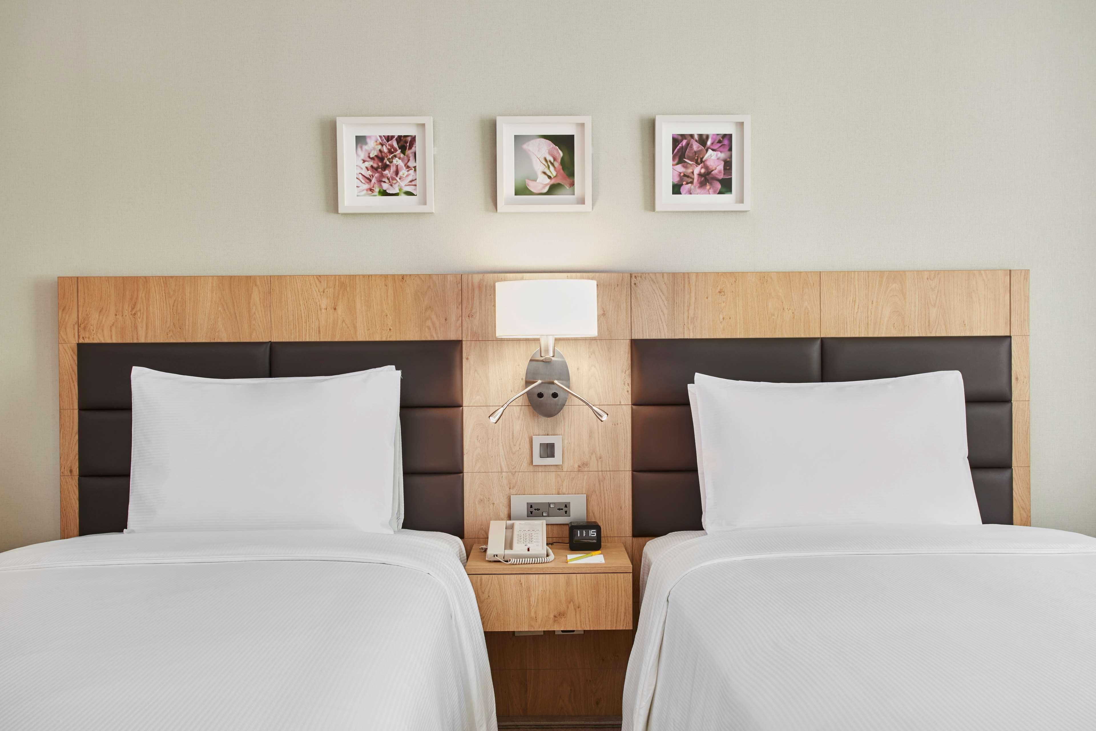 Hilton Garden Dubai, Mall Avenue