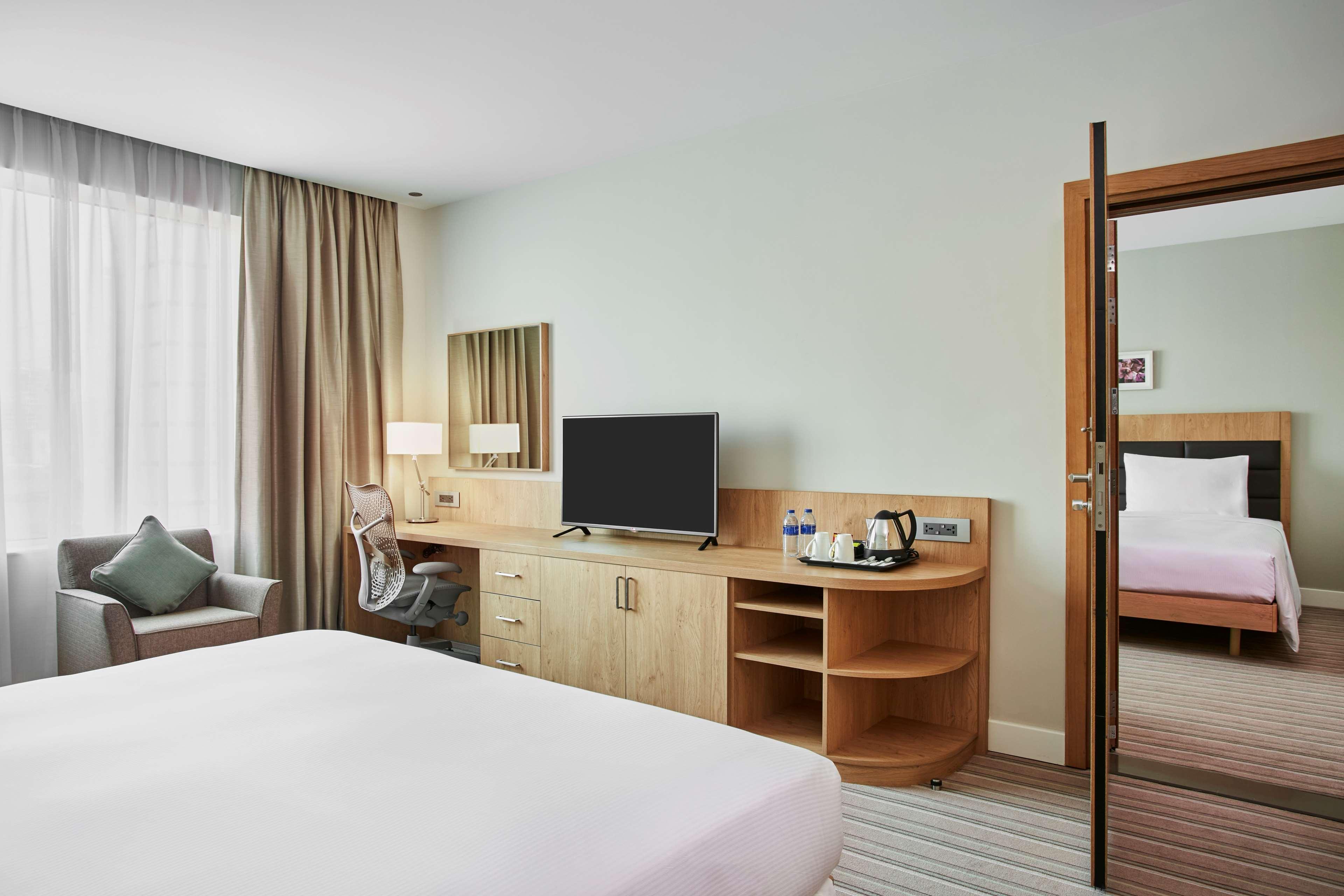 Hotel Hilton Garden Dubai, Mall Avenue 4*