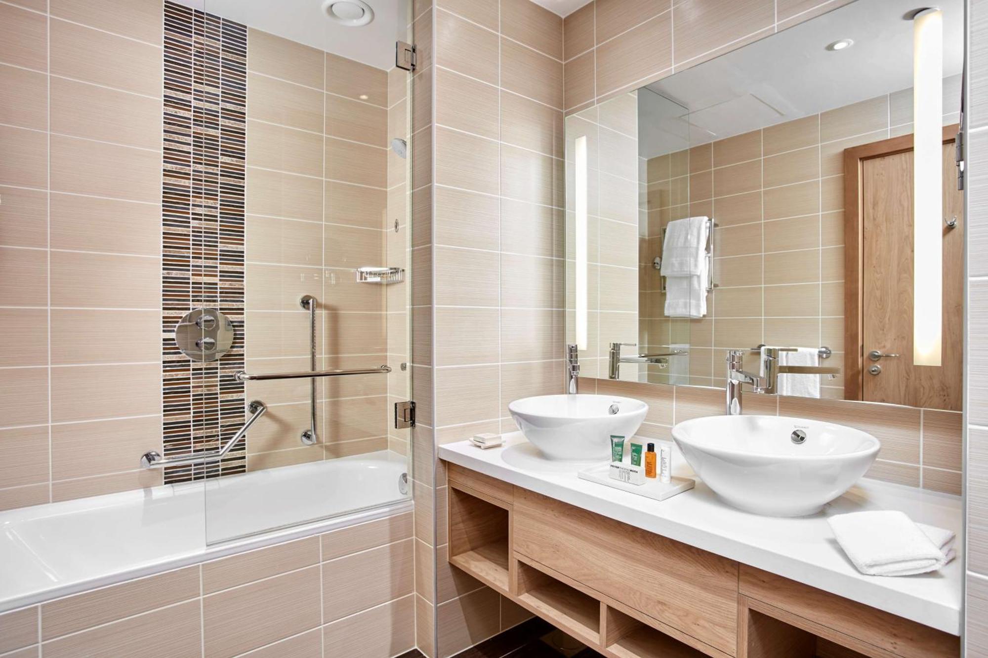 Hilton Garden Dubai, Mall Avenue
